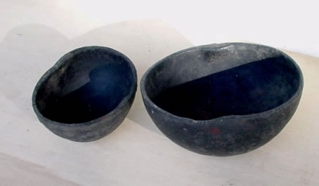 Calebasses colorées en noir pour les sacrifices à la divinité des eaux (mununda).