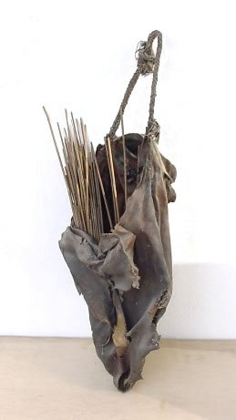 Sac en peau d'un chef d'initation (bayzana) contenant rhombes, bâtonnets et roseau pour la divination.